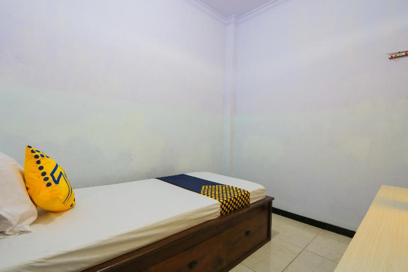 Spot On 2497 Pesona Guest House - Oda