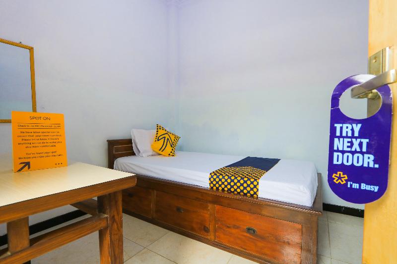 Spot On 2497 Pesona Guest House - Oda