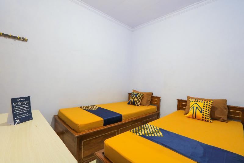 Spot On 2497 Pesona Guest House - Oda