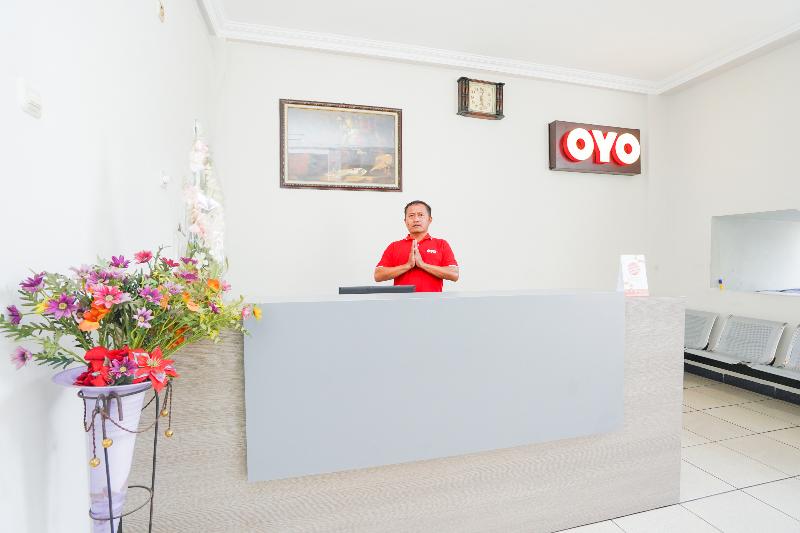 Super OYO 2075 Graha Marina - Lobi