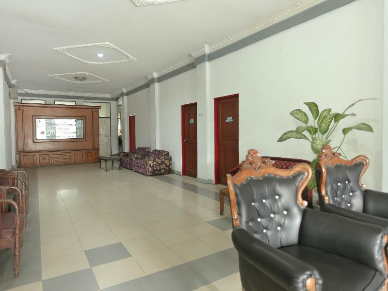 2057 Hotel Kharisma - Lobi