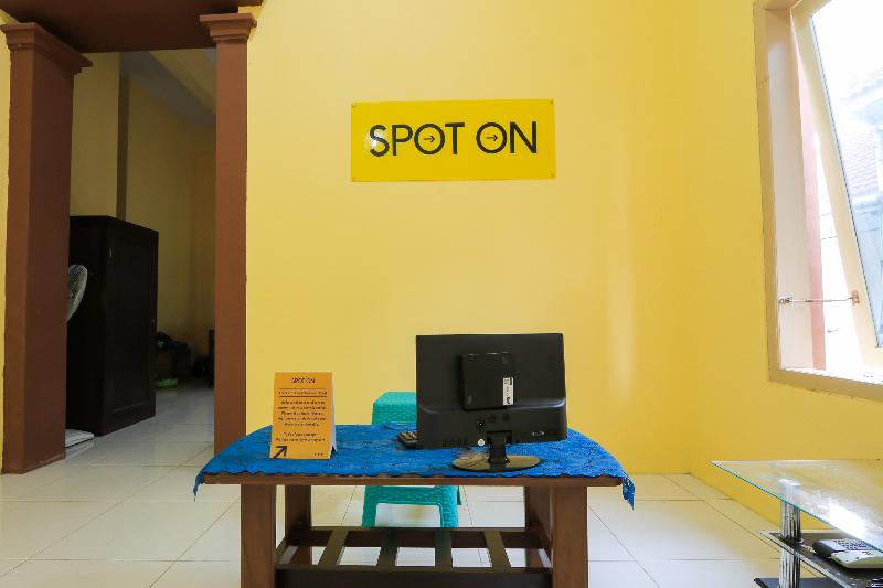 Spot On 2371 Islami Family Residence - Lobi