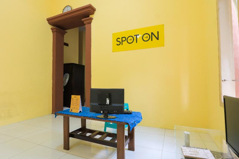 Spot On 2371 Islami Family Residence - Lobi