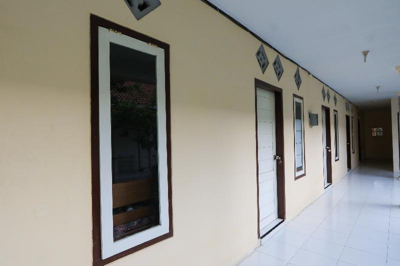 Spot On 2371 Islami Family Residence - Lobi