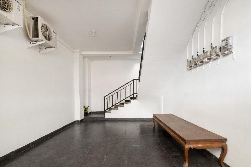 Oyo 2392 Kost Safira - Lobi