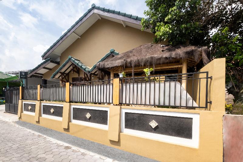 Oyo 2392 Kost Safira - Genel
