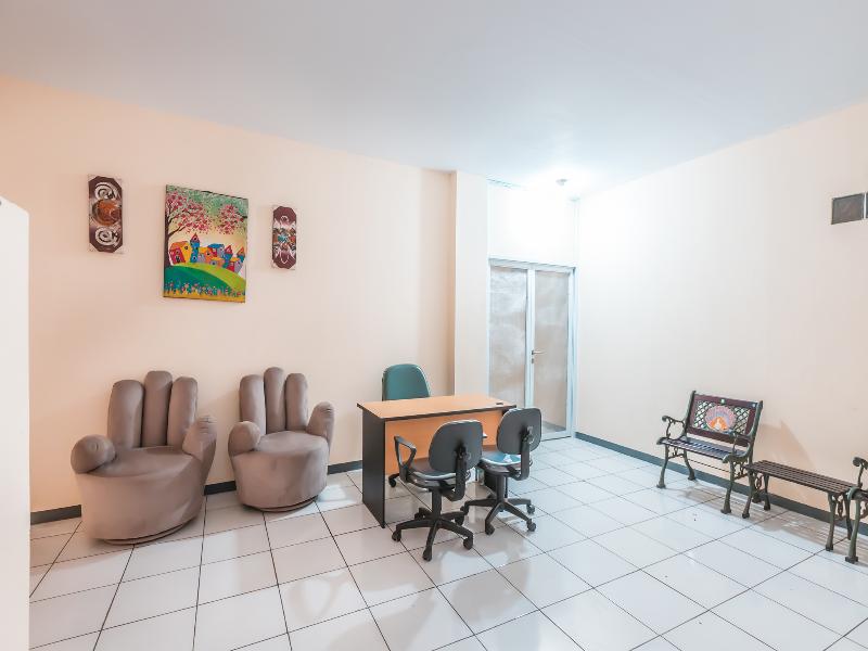 Super OYO 1868 J&b Room Pramuka - Lobi