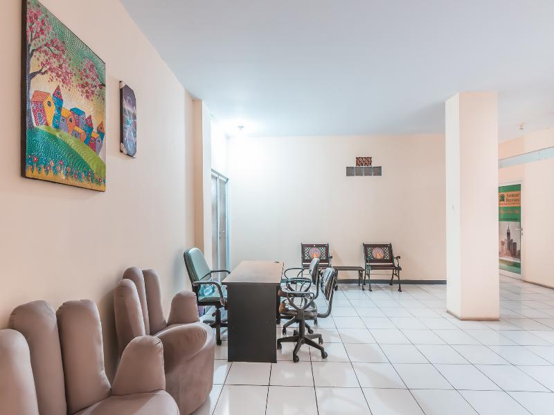 Super OYO 1868 J&b Room Pramuka - Lobi