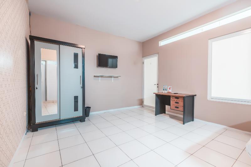 Super OYO 1868 J&b Room Pramuka - Oda