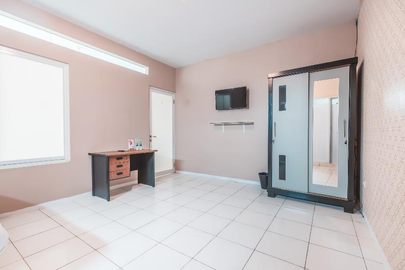 Super OYO 1868 J&b Room Pramuka - Oda