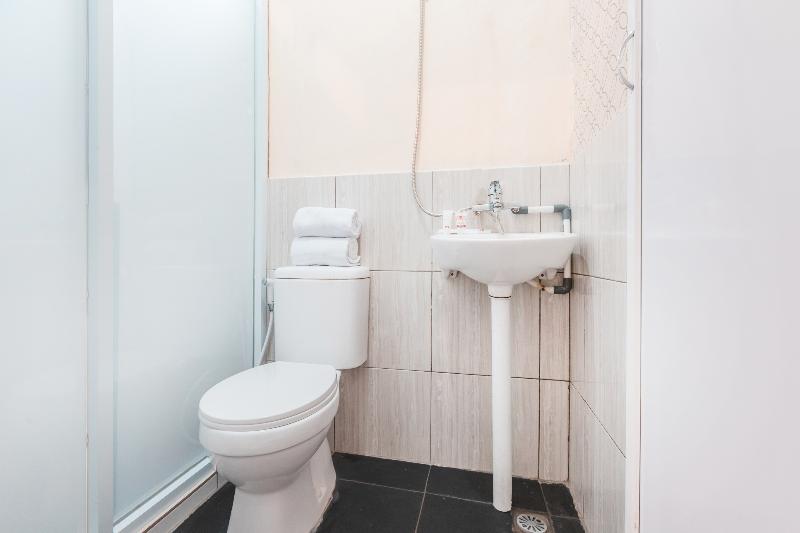 Super OYO 1868 J&b Room Pramuka - Oda