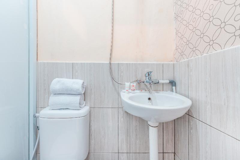 Super OYO 1868 J&b Room Pramuka - Oda