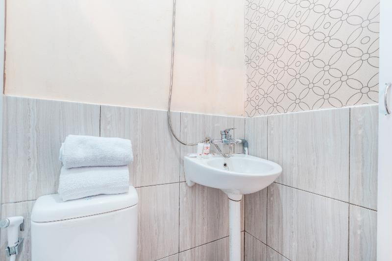 Super OYO 1868 J&b Room Pramuka - Oda