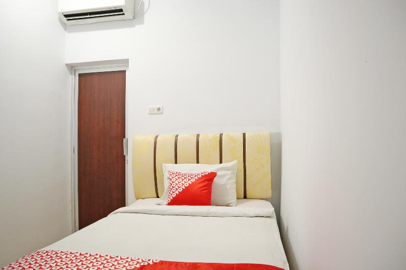 Oyo 1673 M Authentic Kost Man - Oda