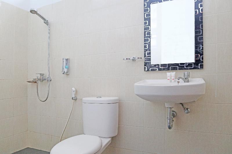 Oyo 1673 M Authentic Kost Man - Oda