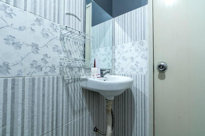 1421 Kasmaran Guest House - Oda