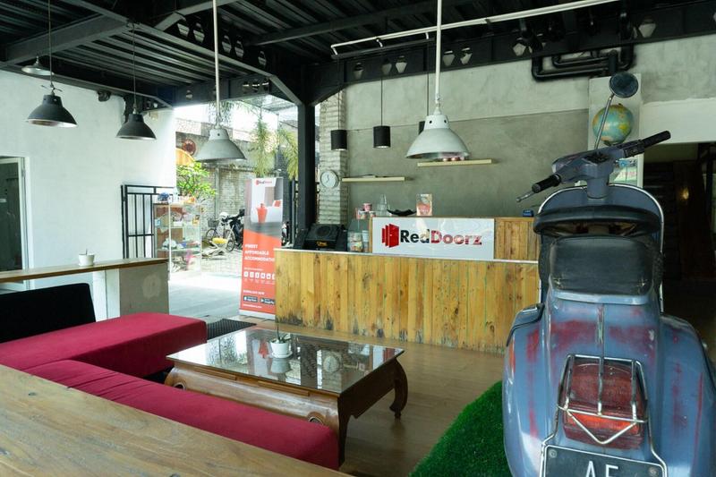 Formerly RedDoorz near Alun Alun Madiun - Lobi
