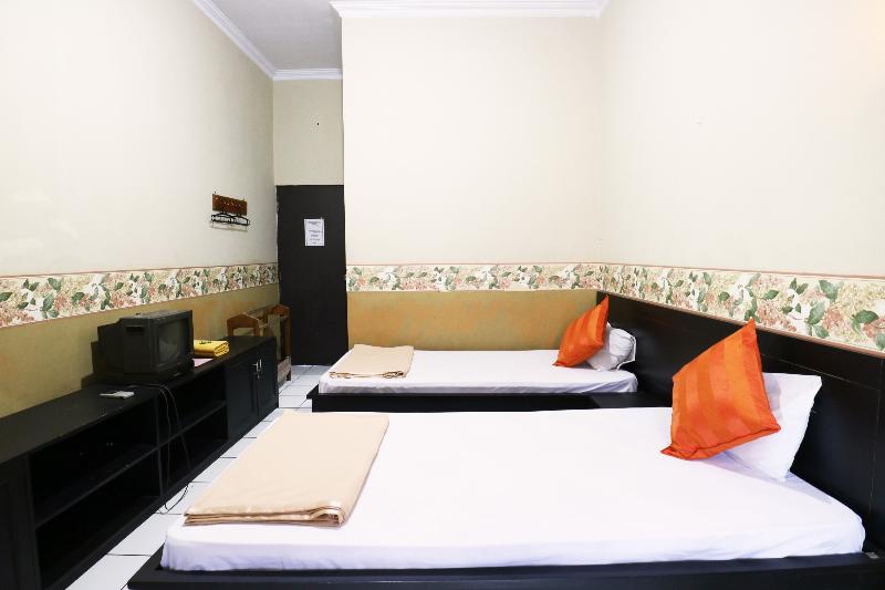 Hotel Wisata by ZUZU - Oda