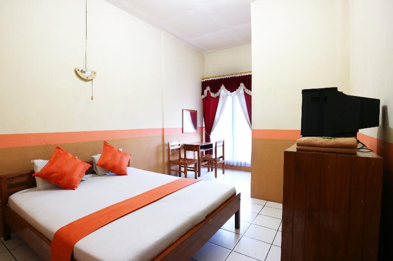 Hotel Wisata by ZUZU - Oda