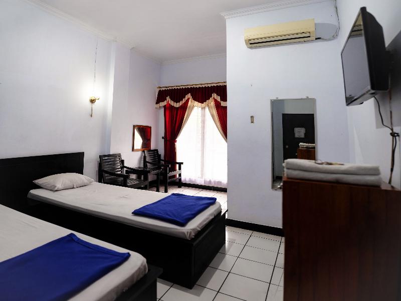 Hotel Wisata by ZUZU - Oda