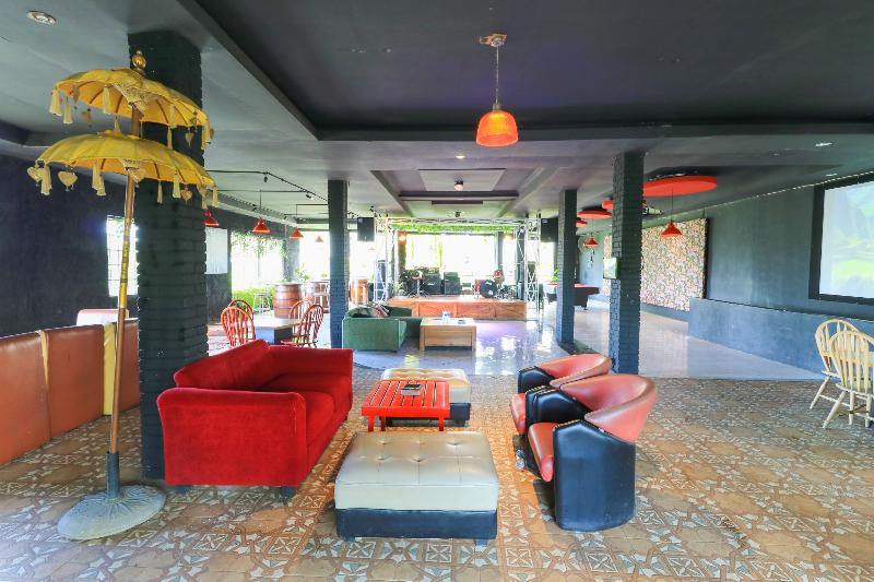 Labuana Homestay and Cafe Garden Makassar by ZUZU - Lobi