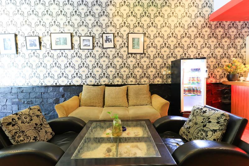 Labuana Homestay and Cafe Garden Makassar by ZUZU - Lobi