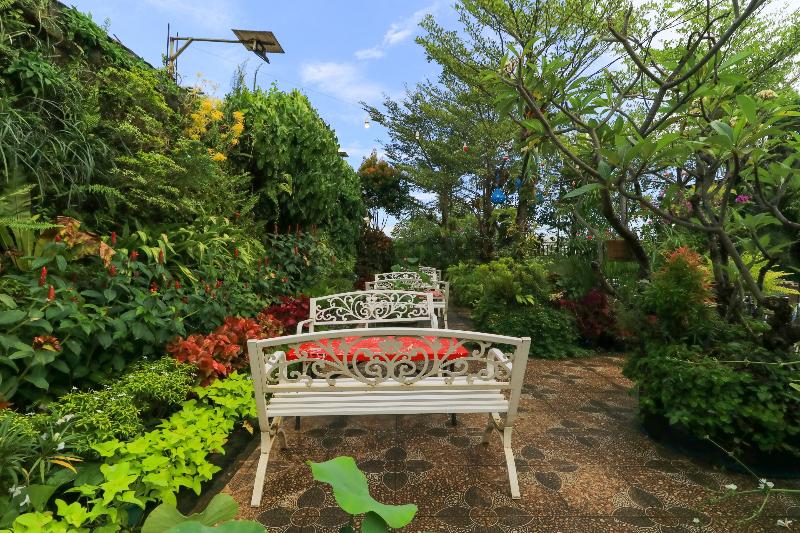 Labuana Homestay and Cafe Garden Makassar by ZUZU - Genel