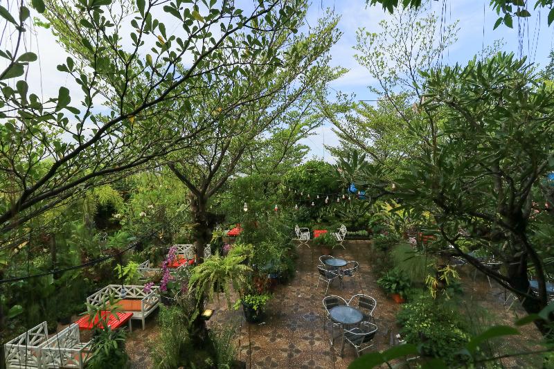 Labuana Homestay and Cafe Garden Makassar by ZUZU - Genel