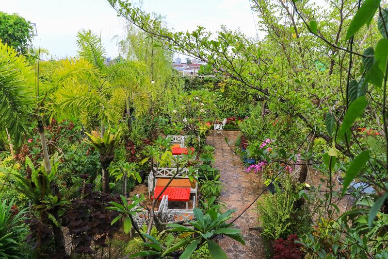 Labuana Homestay and Cafe Garden Makassar by ZUZU - Genel