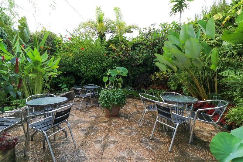 Labuana Homestay and Cafe Garden Makassar by ZUZU - Genel