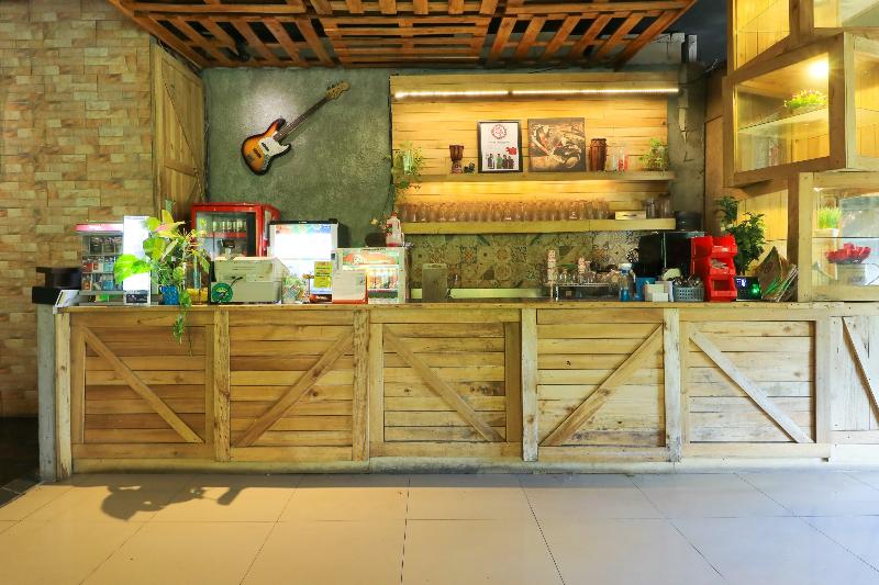 Labuana Homestay and Cafe Garden Makassar by ZUZU - Restoran