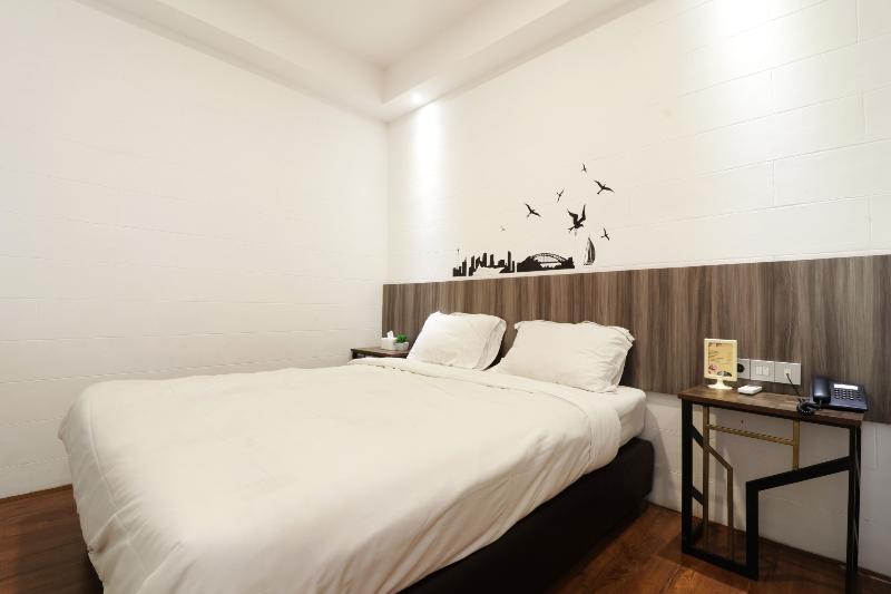 Hotel Sanrina Makassar by ZUZU - Oda