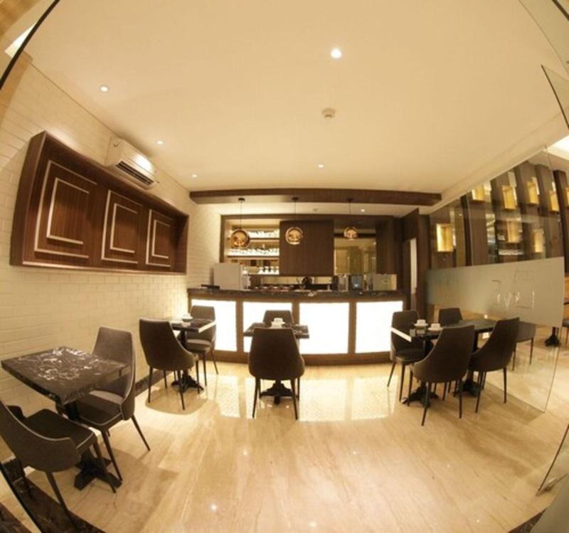 Pyramid Suites Banjarmasin - Bar