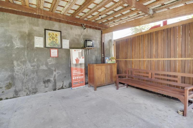 RedDoorz @ Omah Kayu Homestay - Lobi