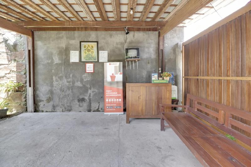 RedDoorz @ Omah Kayu Homestay - Lobi