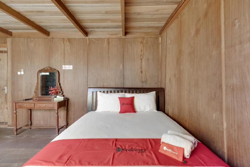RedDoorz @ Omah Kayu Homestay - Oda
