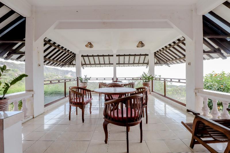 Adinda Beach Hotel and Villa by ZUZU - Teras
