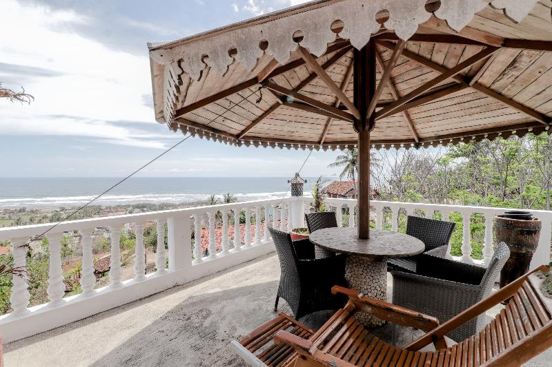 Adinda Beach Hotel and Villa by ZUZU - Teras