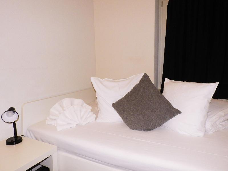 Inside Five City Apartments - Oda
