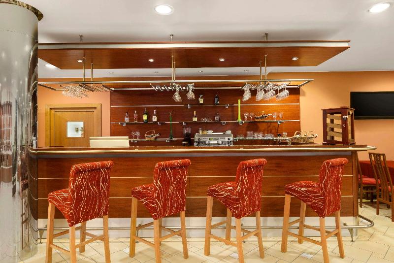 Ramada Airport Prague - Bar