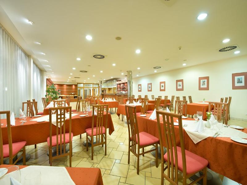 Ramada Airport Prague - Bar