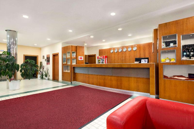 Ramada Airport Prague - Lobi