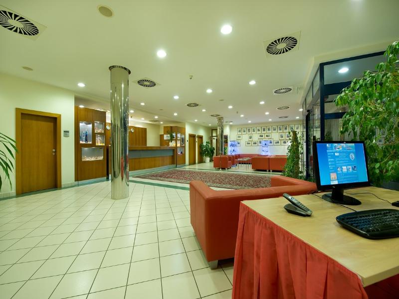 Ramada Airport Prague - Lobi