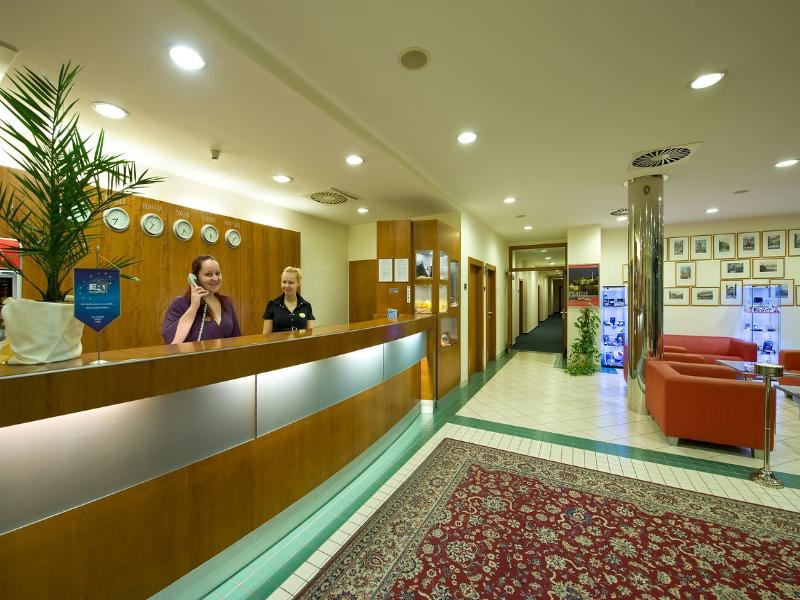 Ramada Airport Prague - Lobi