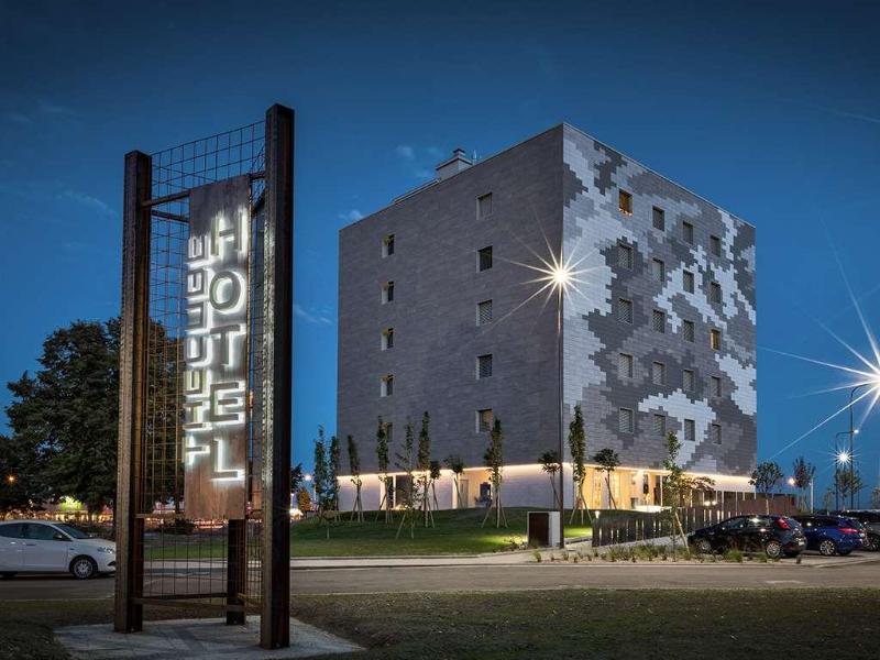 The Cube Hotel - Genel