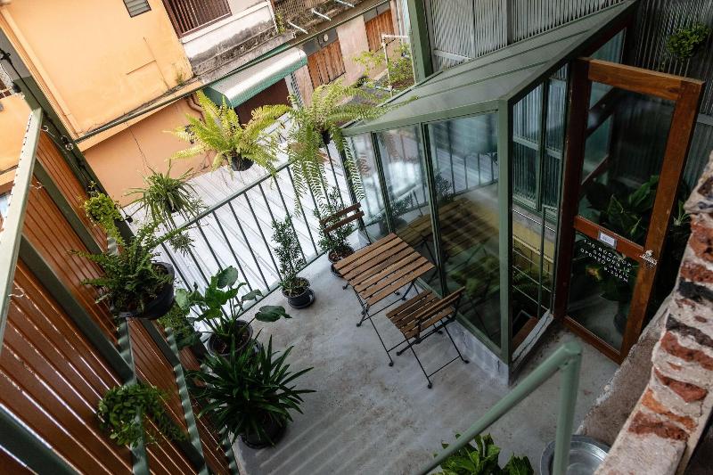 Live Local Cafe and Hotel 420 Cannabis Friendly - Teras