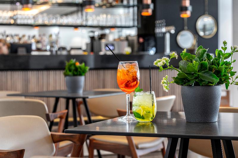 Crystal Springs Beach Hotel - Bar