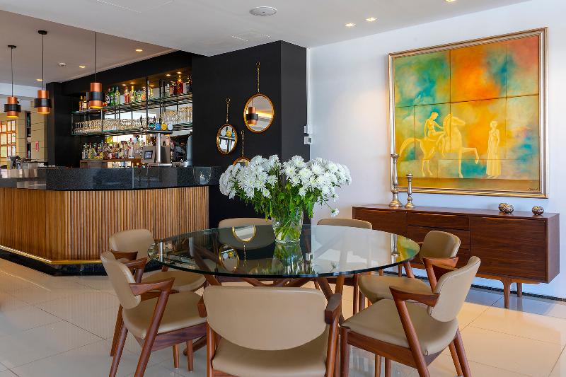 Crystal Springs Beach Hotel - Bar