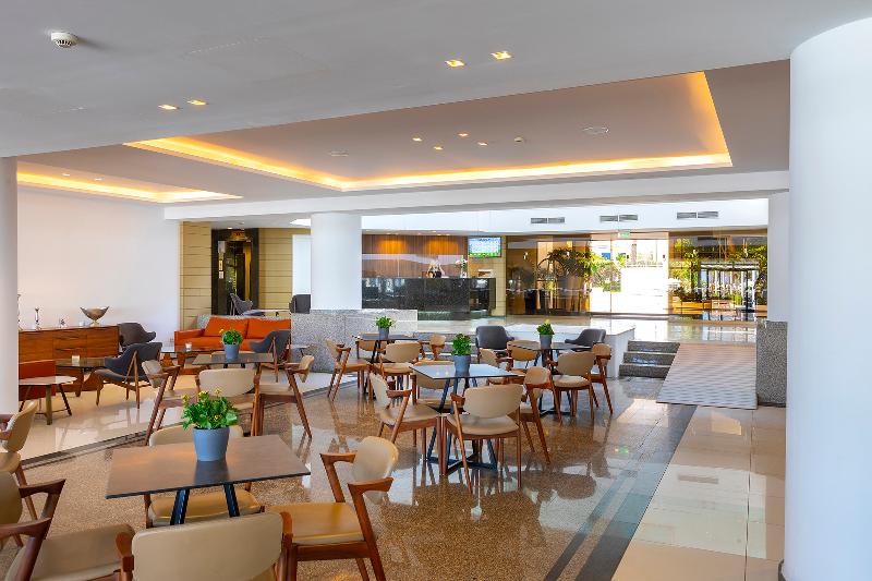 Crystal Springs Beach Hotel - Lobi