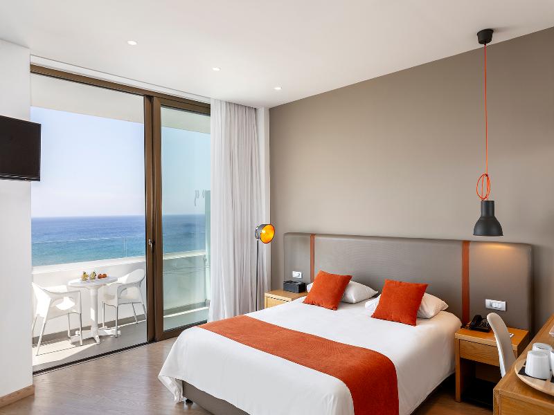 Crystal Springs Beach Hotel - Oda